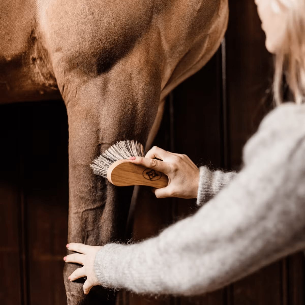 Grooming Deluxe Middle Hard Brush - Løwenborg - Grooming Deluxe