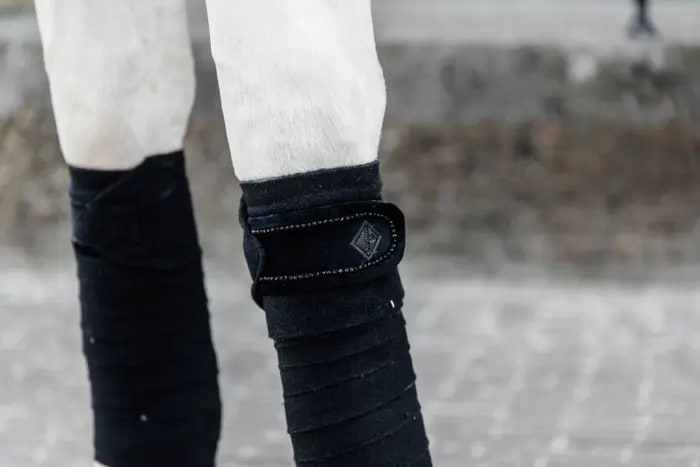 Kentucky Polar Fleece Bandage Velvet Pearls - Løwenborg - Kentucky Horsewear
