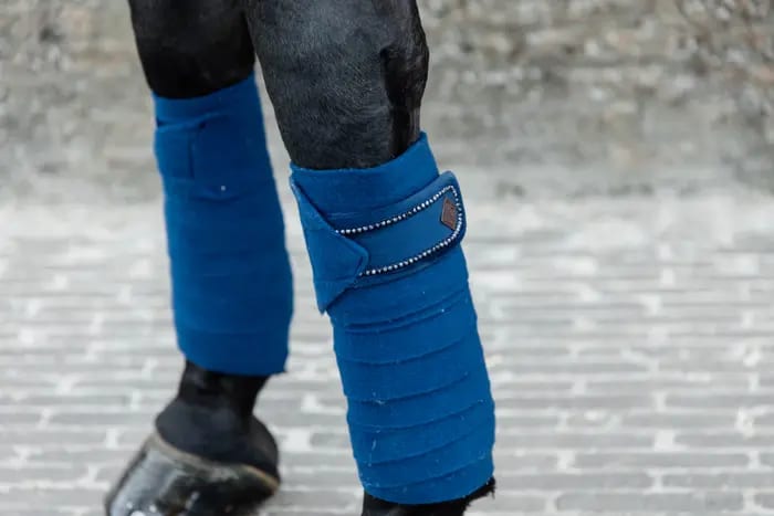 Kentucky Polar Fleece Bandage Velvet Pearls - Løwenborg - Kentucky Horsewear