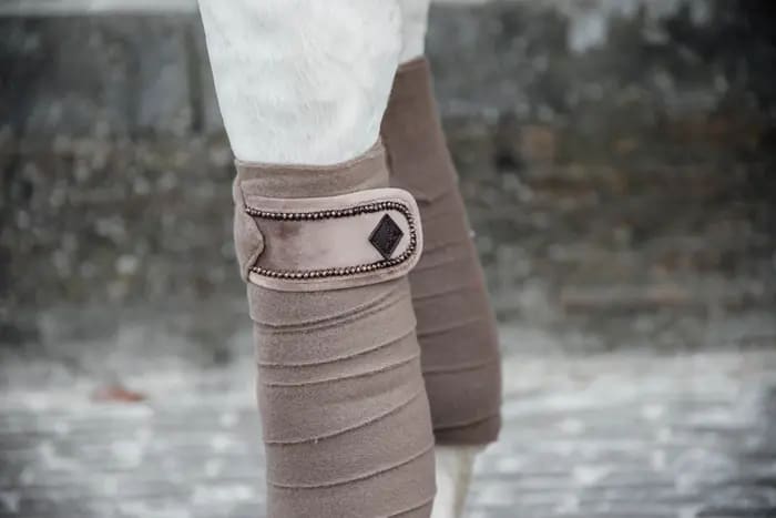 Kentucky Polar Fleece Bandage Velvet Pearls - Løwenborg - Kentucky Horsewear