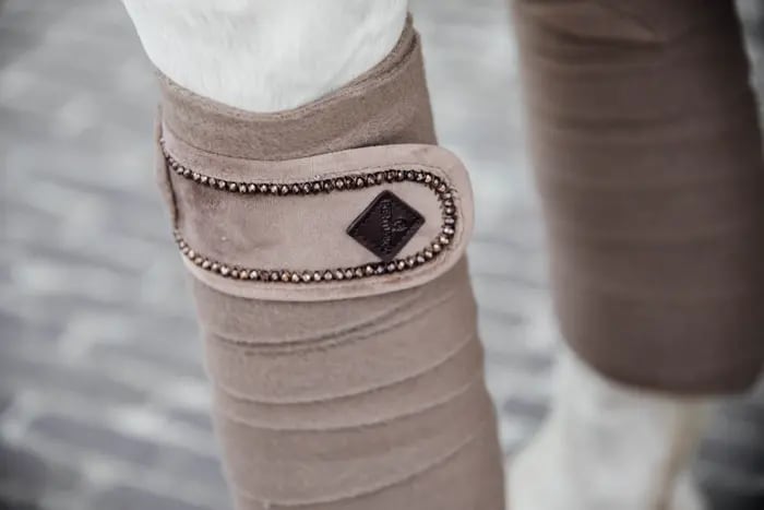 Kentucky Polar Fleece Bandage Velvet Pearls - Løwenborg - Kentucky Horsewear