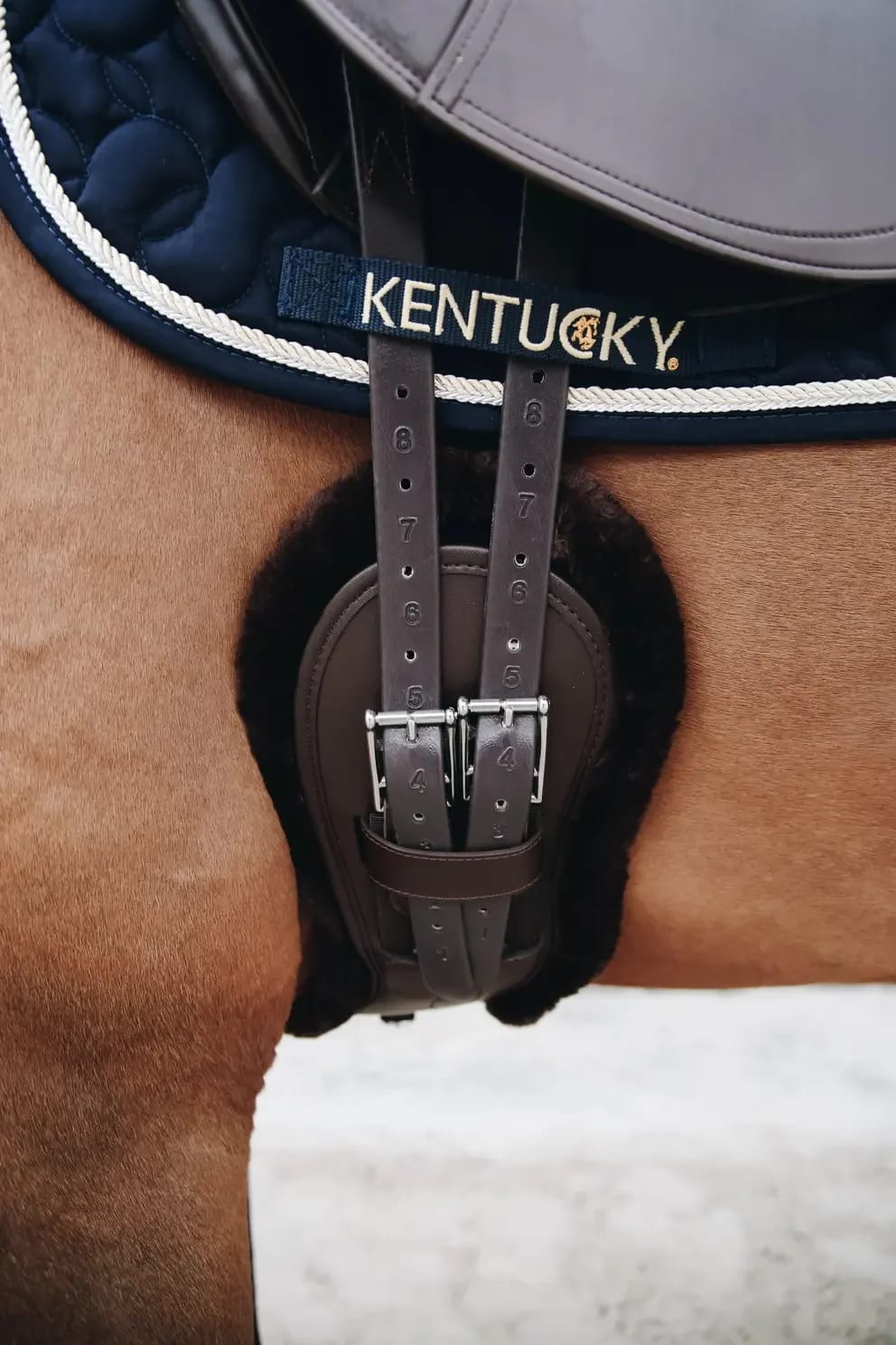 Kentucky Sheepskin Cover Anatomic Short Girth - Løwenborg - Kentucky Horsewear