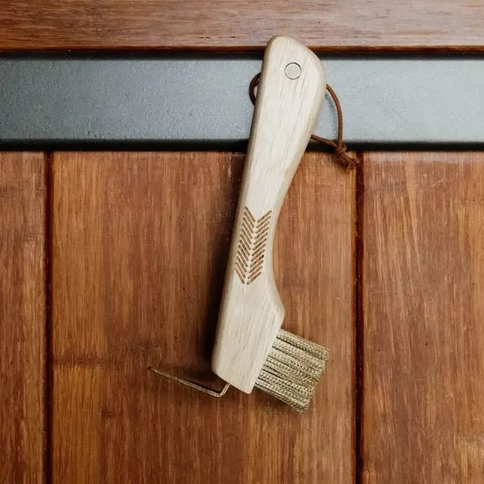 Grooming Deluxe Hoof Pick w/ Metal Bristle & Magnet - Løwenborg - Grooming Deluxe