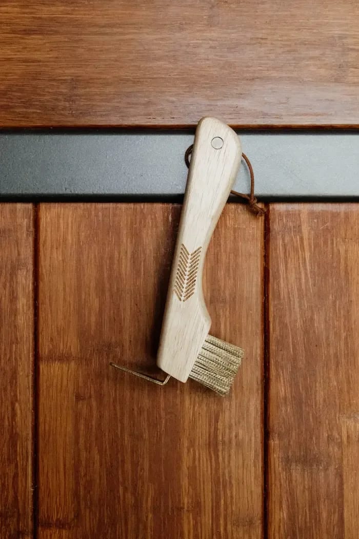 Grooming Deluxe Hoof Pick w/ Metal Bristle & Magnet - Løwenborg - Grooming Deluxe