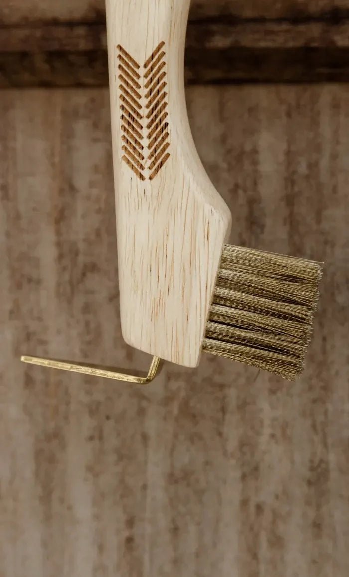 Grooming Deluxe Hoof Pick w/ Metal Bristle & Magnet - Løwenborg - Grooming Deluxe