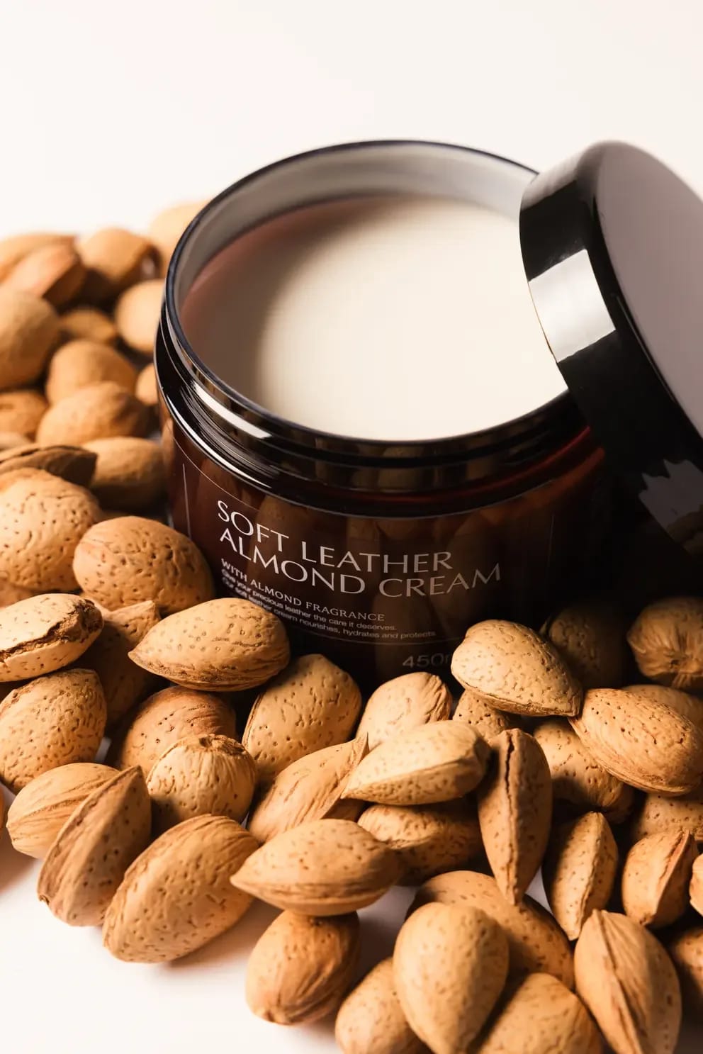 Grooming Deluxe Soft Leather Almond cream