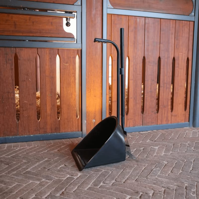Grooming Deluxe Muck Scoop & Rake - Løwenborg - Grooming Deluxe