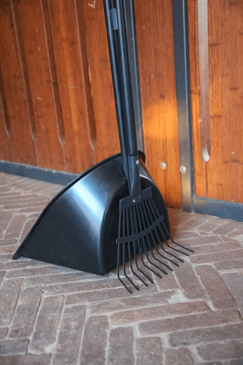 Grooming Deluxe Muck Scoop & Rake - Løwenborg - Grooming Deluxe