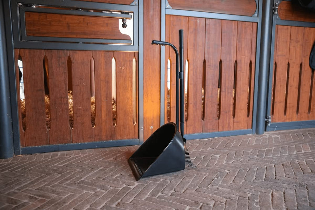 Grooming Deluxe Muck Scoop & Rake - Løwenborg - Grooming Deluxe