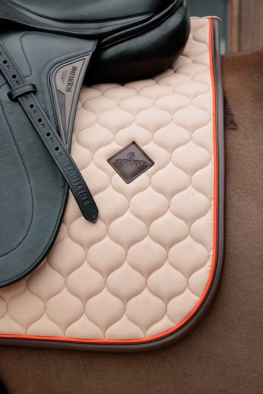 Kentucky Saddle Pad Onion Quilt Neon Leather Dressage - Løwenborg - Kentucky Horsewear