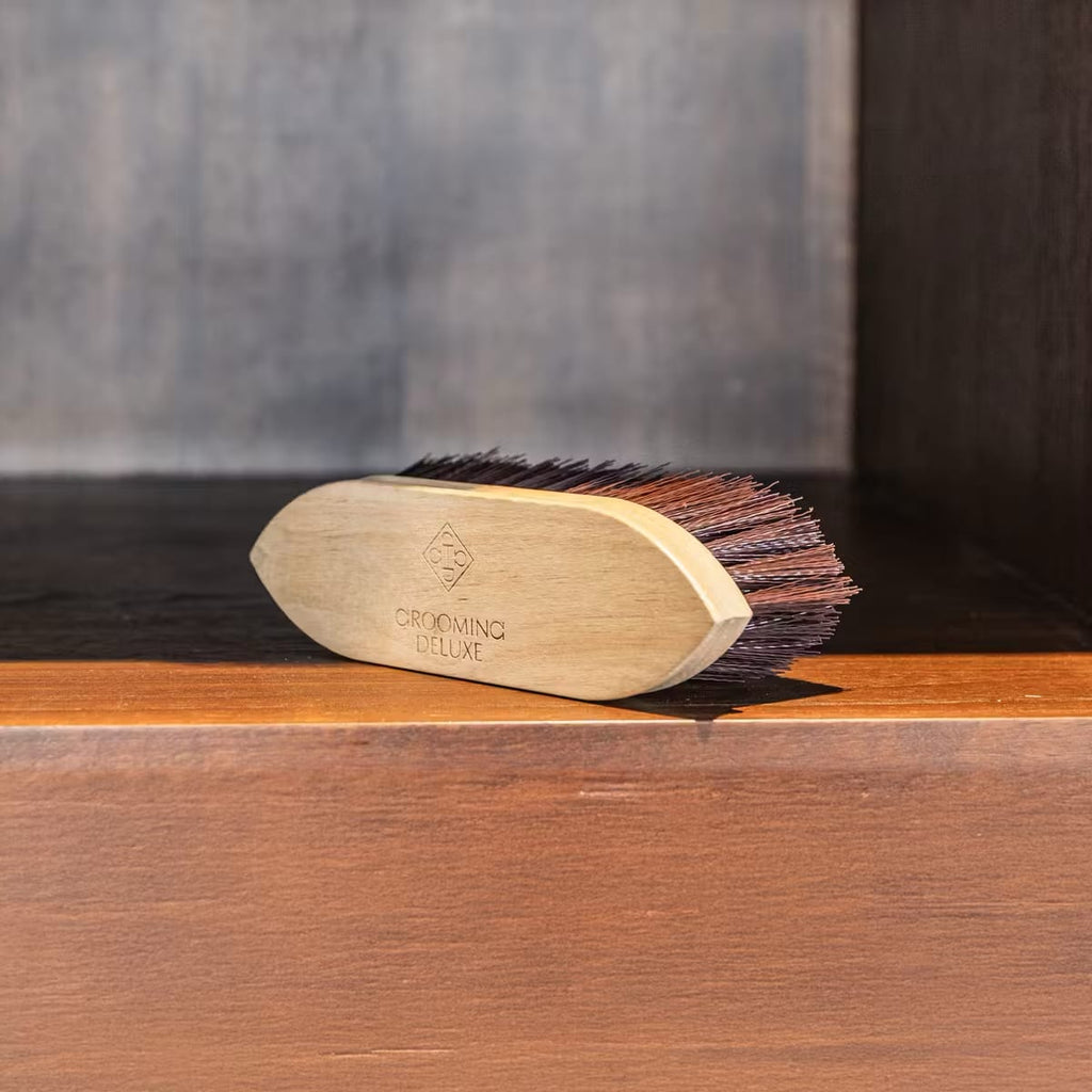 Grooming Deluxe Wooden Classic Brush Short Hard - Løwenborg - Grooming Deluxe