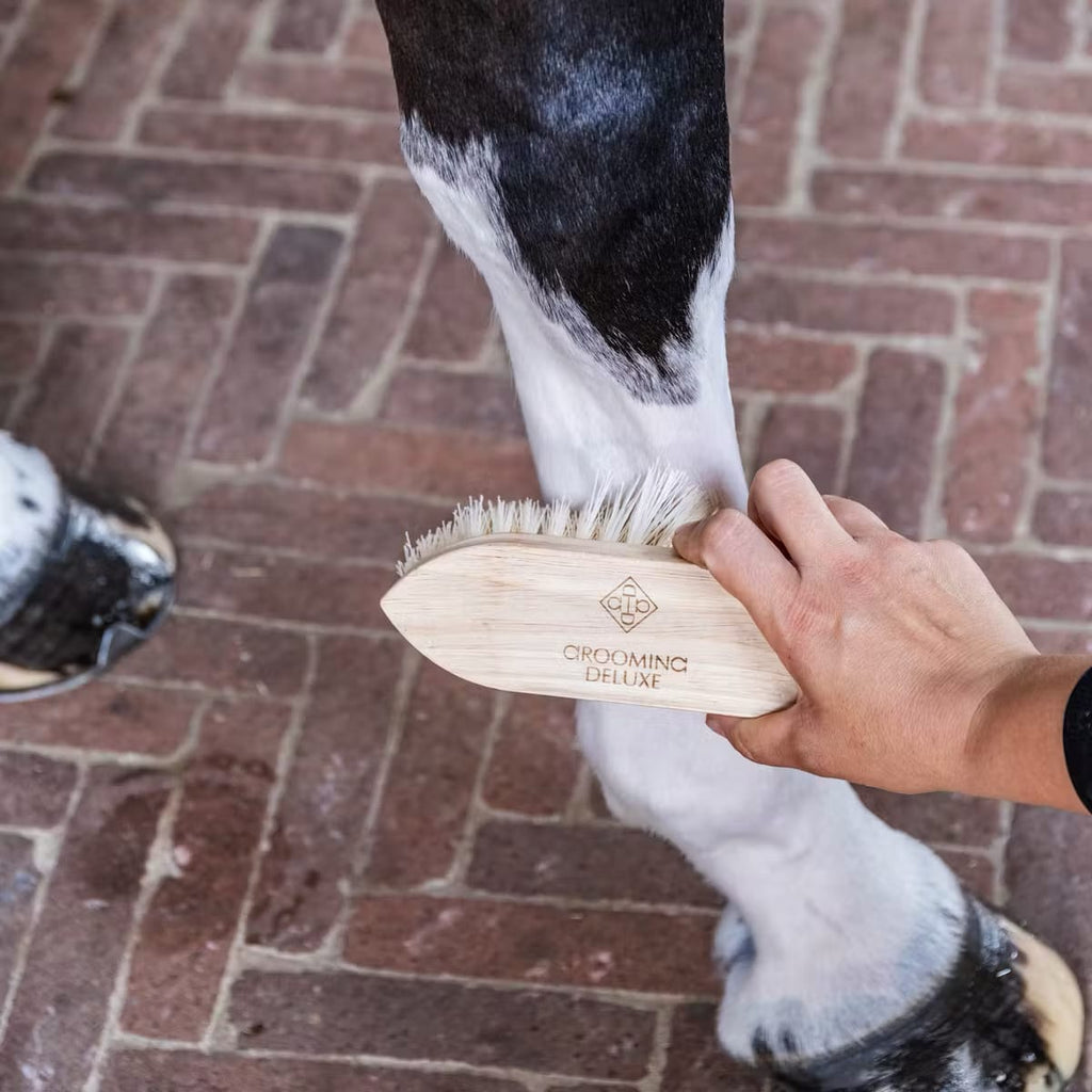 Grooming Deluxe Wooden Classic Brush Short Hard - Løwenborg - Grooming Deluxe