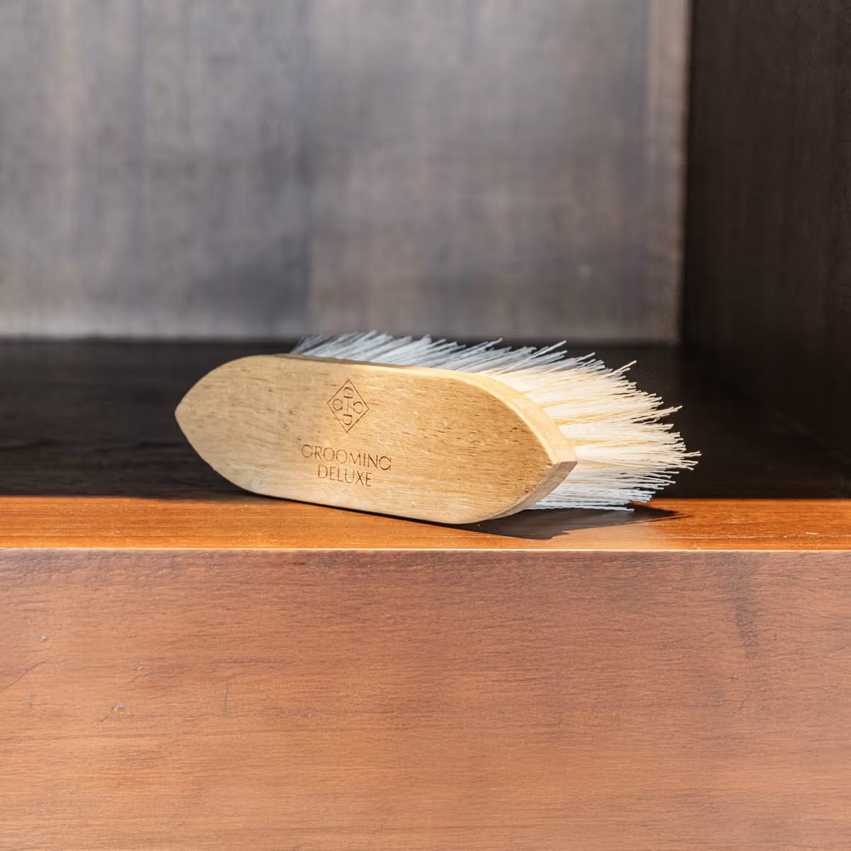 Grooming Deluxe Wooden Classic Brush Medium Hard - Løwenborg - Grooming Deluxe