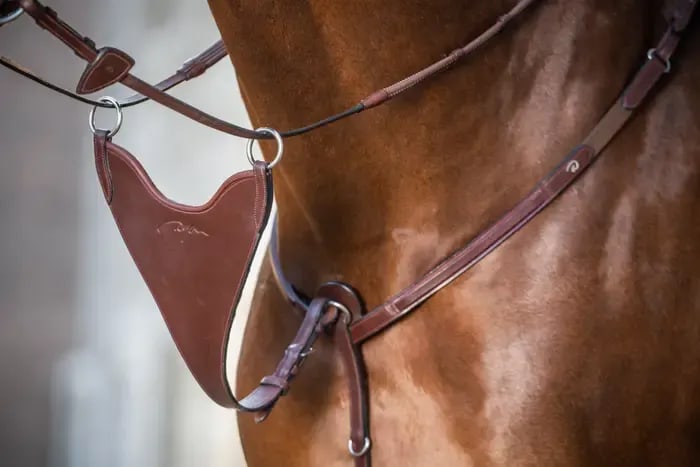 Dyon Hard Bib Martingale Attachment New English Collection - Løwenborg - Dy'on